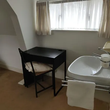 Zit Slaapkamer Op De 2e Etage In Rietgedekte Met Gedeelde Douche En Keuken Apartment *