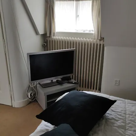 Zit Slaapkamer Op De 2e Etage In Rietgedekte Met Gedeelde Douche En Keuken Wassenaar
